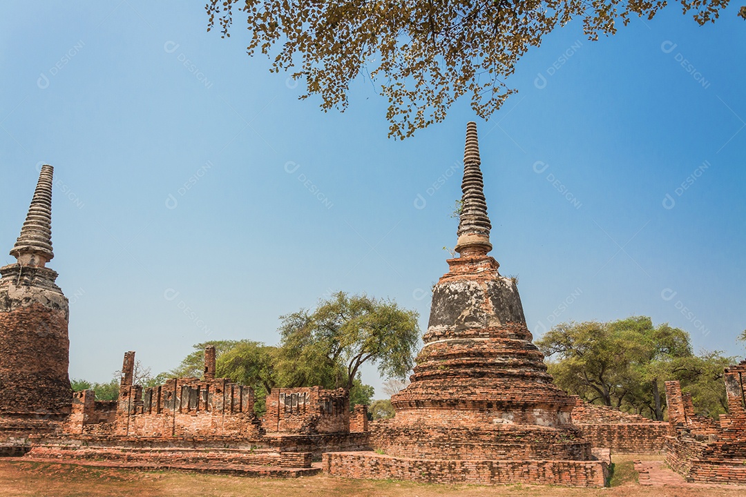 TAILÂNDIA Ruínas e antiguidades no Parque Histórico de Ayutthaya Turistas de todo o mundo decadência de Buda