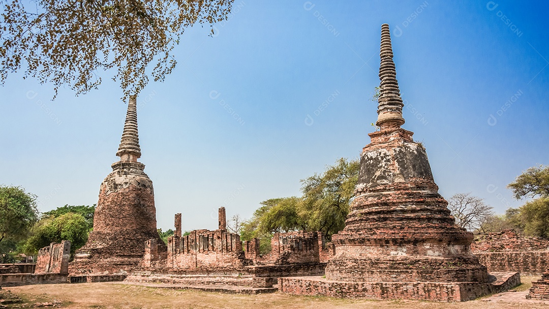 TAILÂNDIA Ruínas e antiguidades no Parque Histórico de Ayutthaya Turistas de todo o mundo decadência de Buda