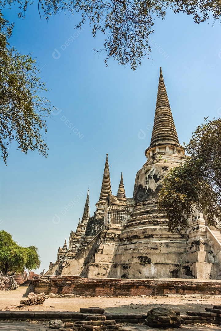 TAILÂNDIA Ruínas e antiguidades no Parque Histórico de Ayutthaya Turistas de todo o mundo decadência de Buda