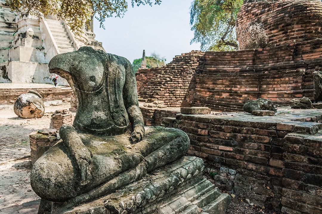 TAILÂNDIA Ruínas e antiguidades no Parque Histórico de Ayutthaya Turistas de todo o mundo decadência de Buda