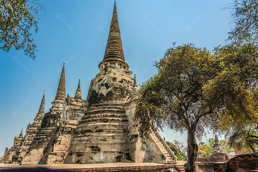 TAILÂNDIA Ruínas e antiguidades no Parque Histórico de Ayutthaya Turistas de todo o mundo decadência de Buda