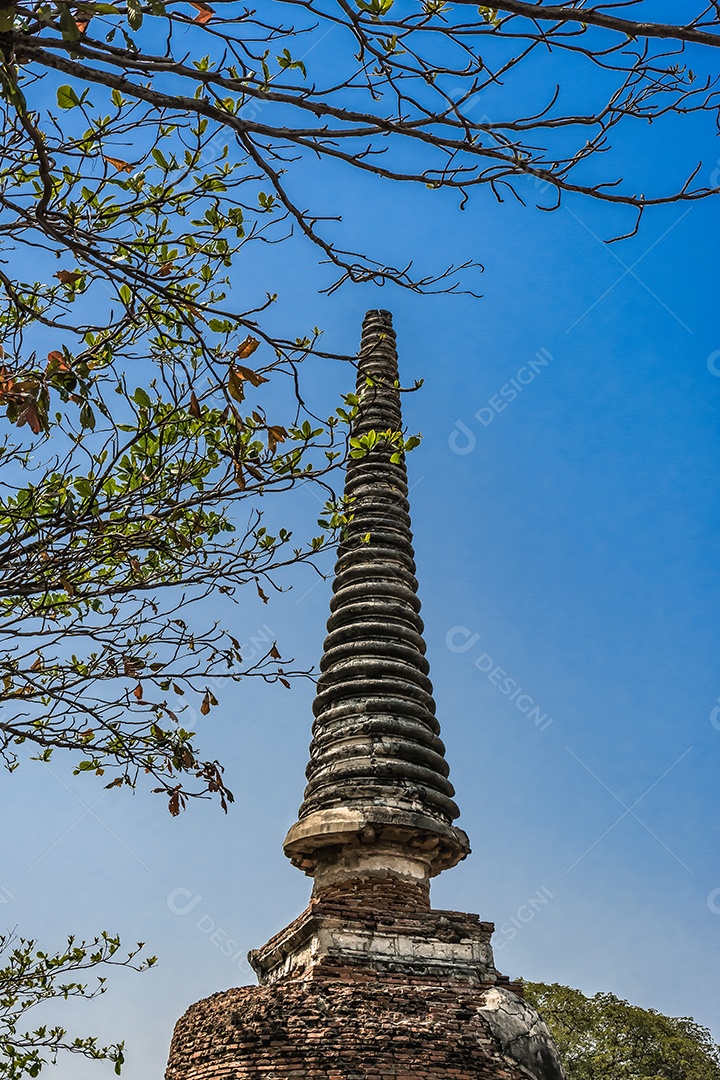 TAILÂNDIA Ruínas e antiguidades no Parque Histórico de Ayutthaya Turistas de todo o mundo decadência de Buda