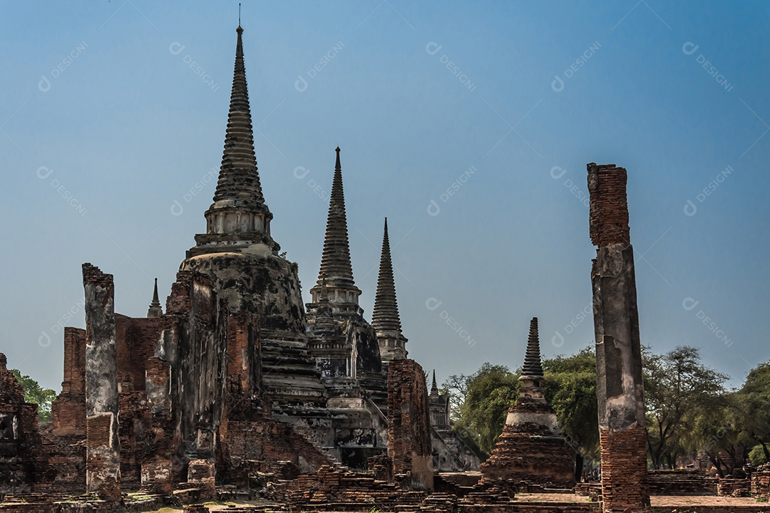 TAILÂNDIA Ruínas e antiguidades no Parque Histórico de Ayutthaya Turistas de todo o mundo decadência de Buda