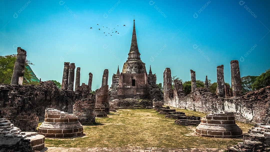 TAILÂNDIA Ruínas e antiguidades no Parque Histórico de Ayutthaya Turistas de todo o mundo decadência de Buda
