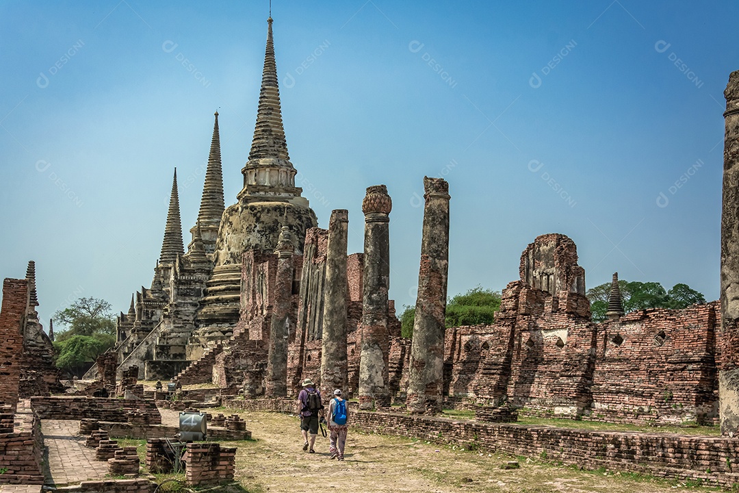 TAILÂNDIA Ruínas e antiguidades no Parque Histórico de Ayutthaya Turistas de todo o mundo decadência de Buda