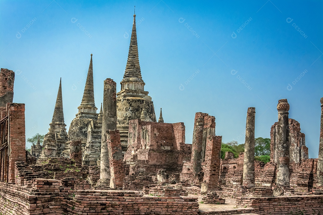 TAILÂNDIA Ruínas e antiguidades no Parque Histórico de Ayutthaya Turistas de todo o mundo decadência de Buda