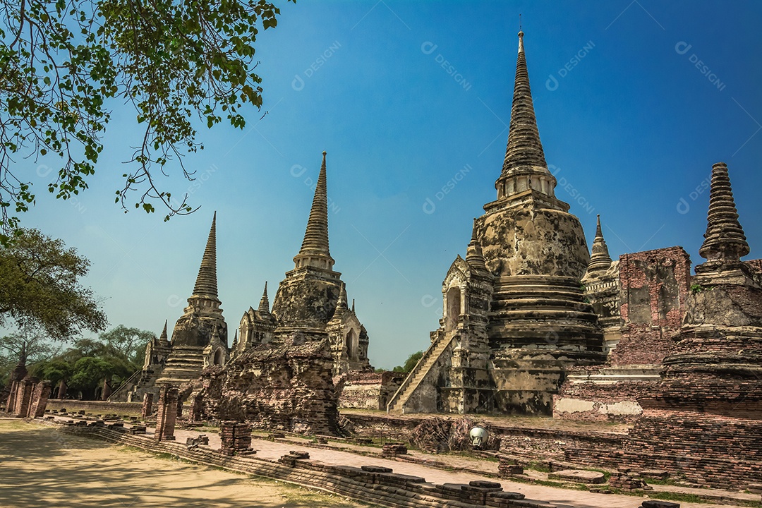 TAILÂNDIA Ruínas e antiguidades no Parque Histórico de Ayutthaya Turistas de todo o mundo decadência de Buda