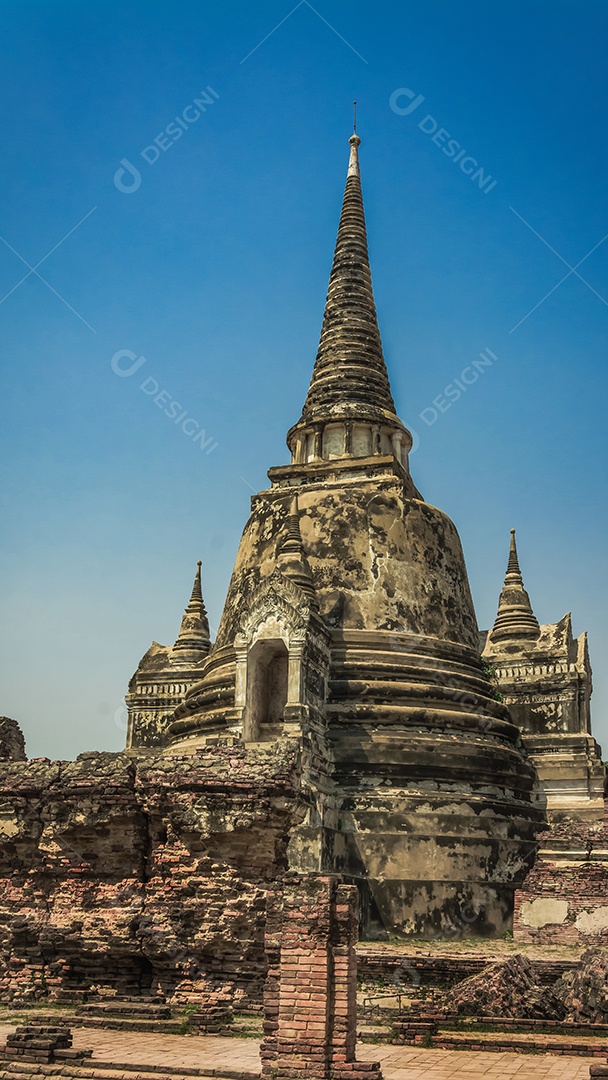 TAILÂNDIA Ruínas e antiguidades no Parque Histórico de Ayutthaya Turistas de todo o mundo decadência de Buda