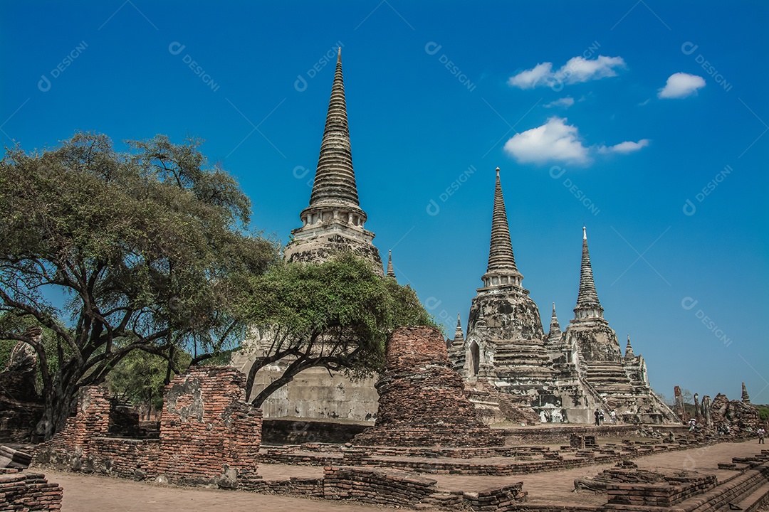 TAILÂNDIA Ruínas e antiguidades no Parque Histórico de Ayutthaya Turistas de todo o mundo decadência de Buda