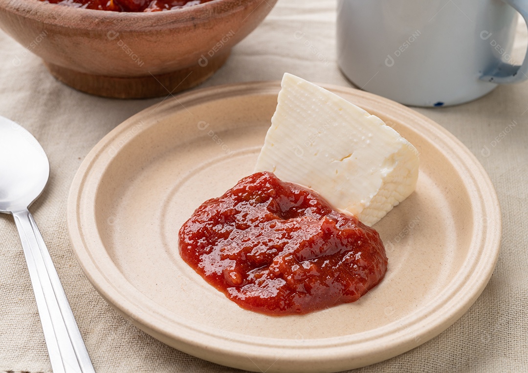 Goiabada, doce de goiabada com queijo da fazenda. Sobremesa caseira típica brasileira.