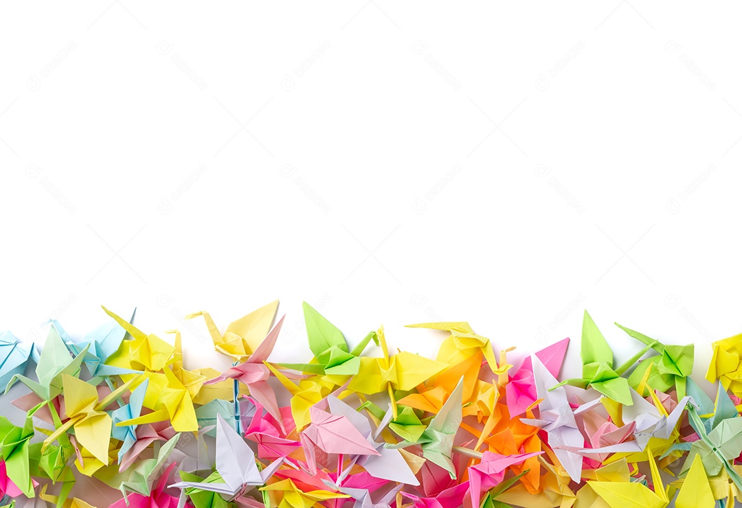 Grupo de origamis tsuru coloridos Lenda japonesa dos mil tsurus.