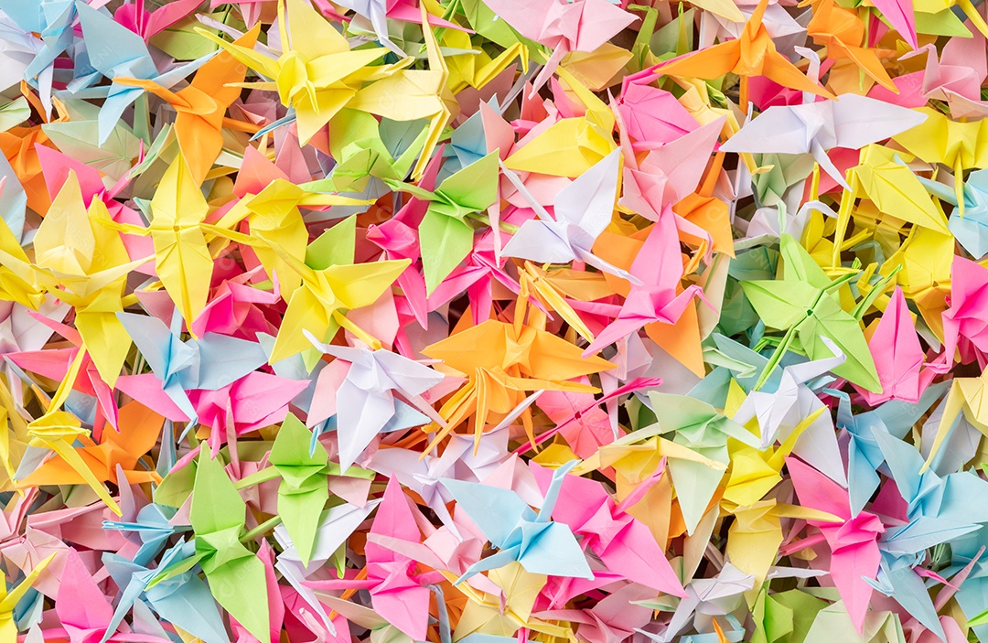 Um grupo de origamis tsuru coloridos. Lenda japonesa dos mil tsurus.