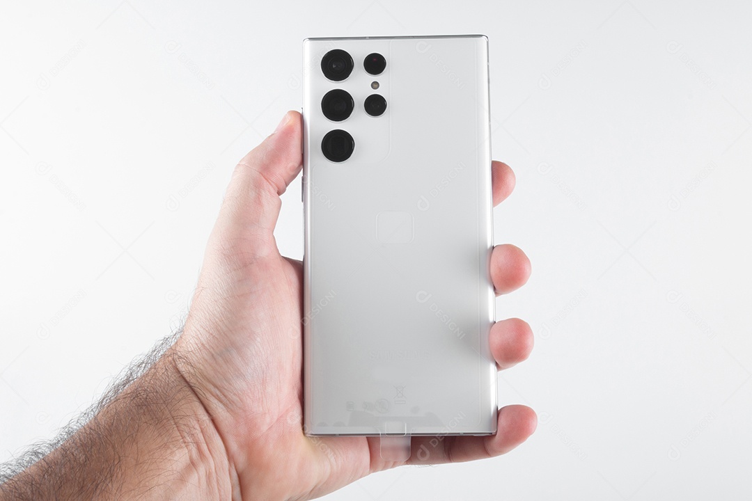 Bahia, Brasil Mão masculina segurando o novo Samsung Galaxy S22 Ultra. Exibido para fins editoriais
