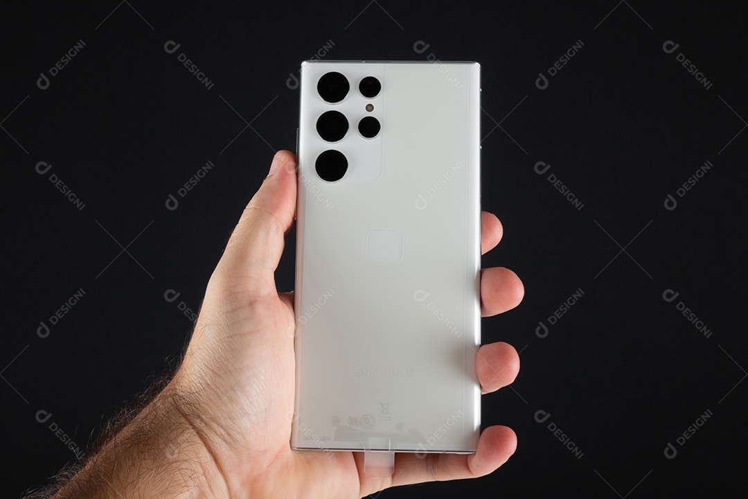 Bahia, Brasil Mão masculina segurando o novo Samsung Galaxy S22 Ultra. Exibido para fins editoriais