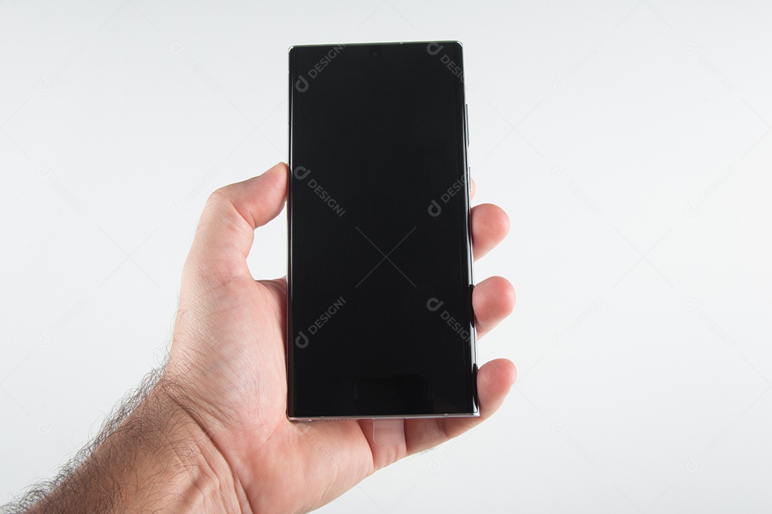 Bahia, Brasil Mão masculina segurando o novo Samsung Galaxy S22 Ultra. Exibido para fins editoriais