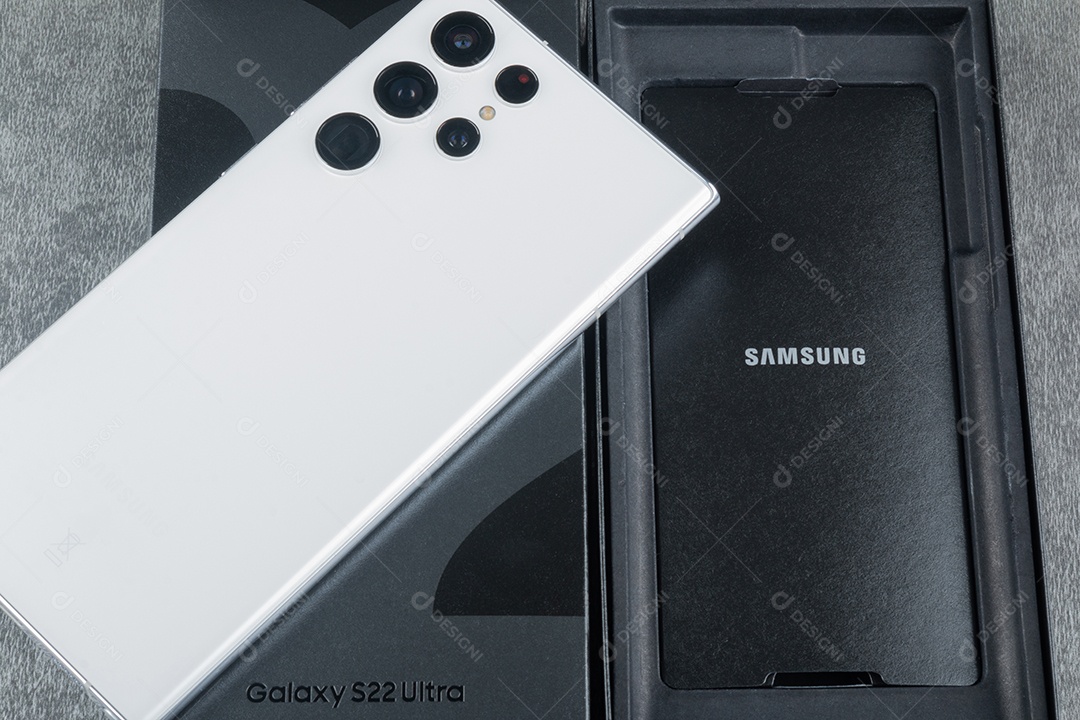 Bahia, Brasil O novo Samsung Galaxy S22 Ultra. Exibido para fins editoriais0462069