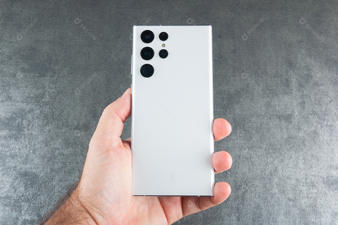Bahia, Brasil Mão masculina segurando o novo Samsung Galaxy S22 Ultra. Exibido para fins editoriais