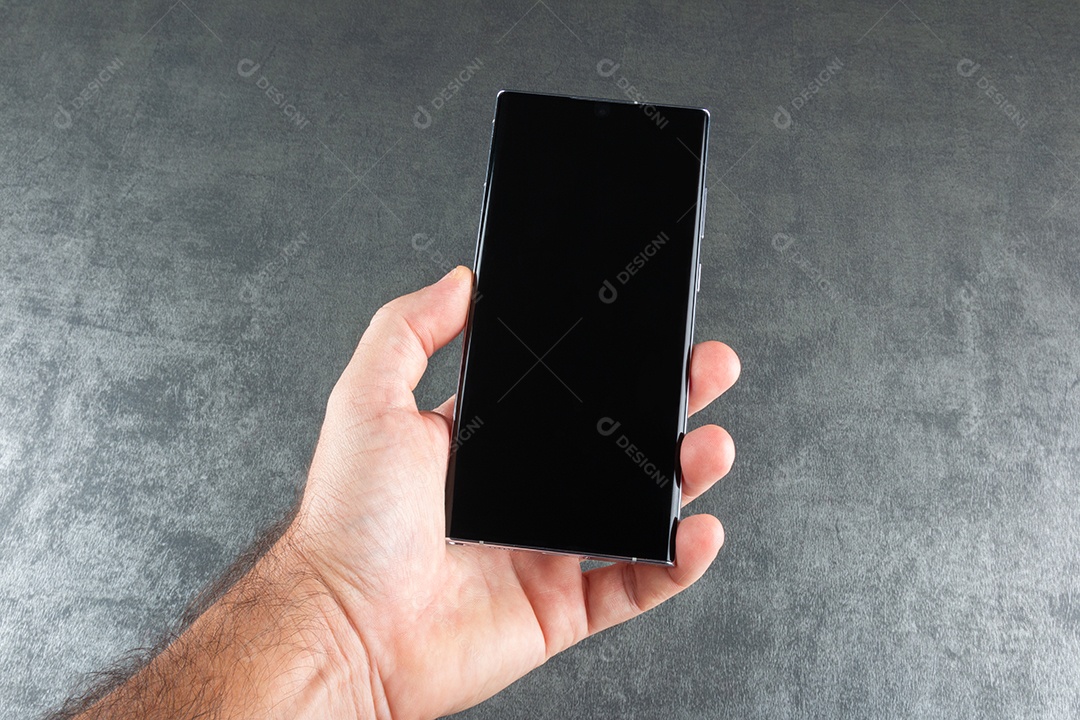 Bahia, Brasil Mão masculina segurando o novo Samsung Galaxy S22 Ultra. Exibido para fins editoriais