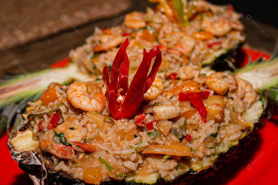 Comida sobre uma mesa de restaurante lagosta