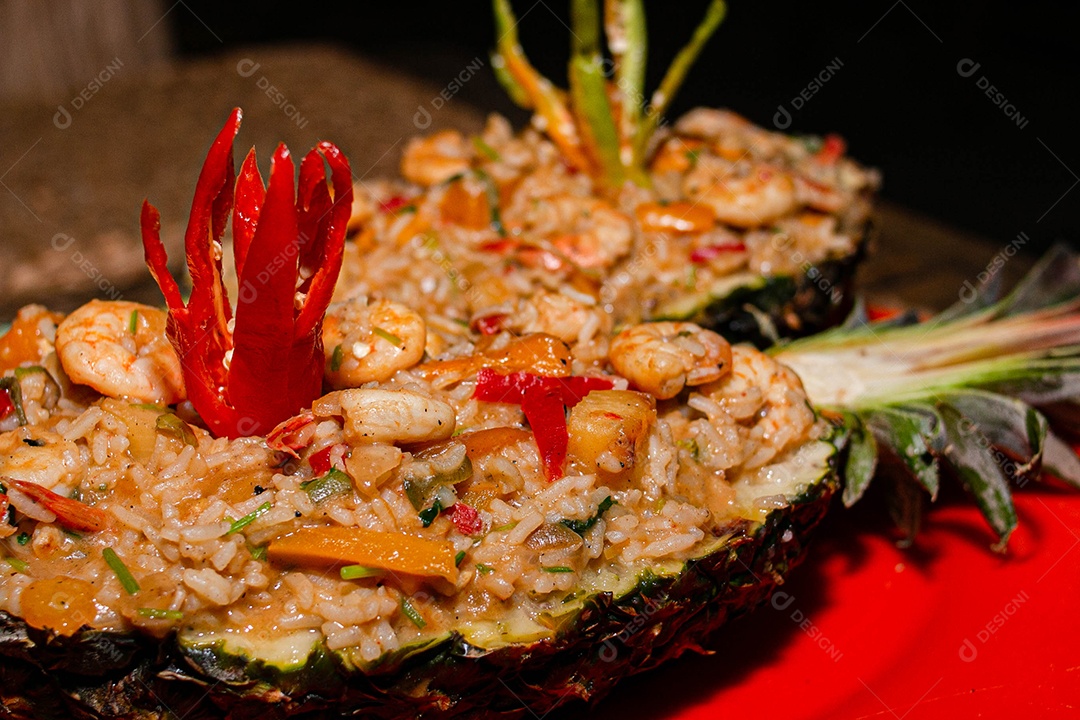 Comida sobre uma mesa de restaurante lagosta