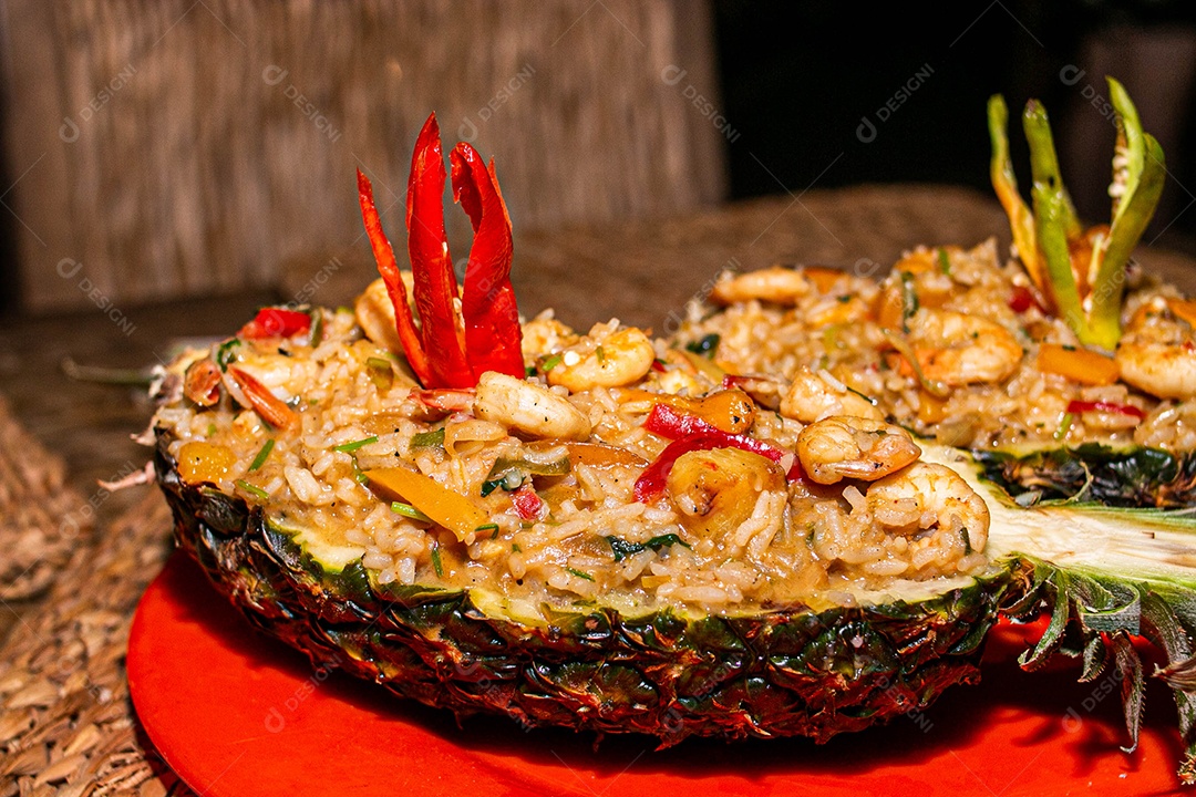 Arroz Frito com Abacaxi e Quinoa sobre uma mesa de restaurante