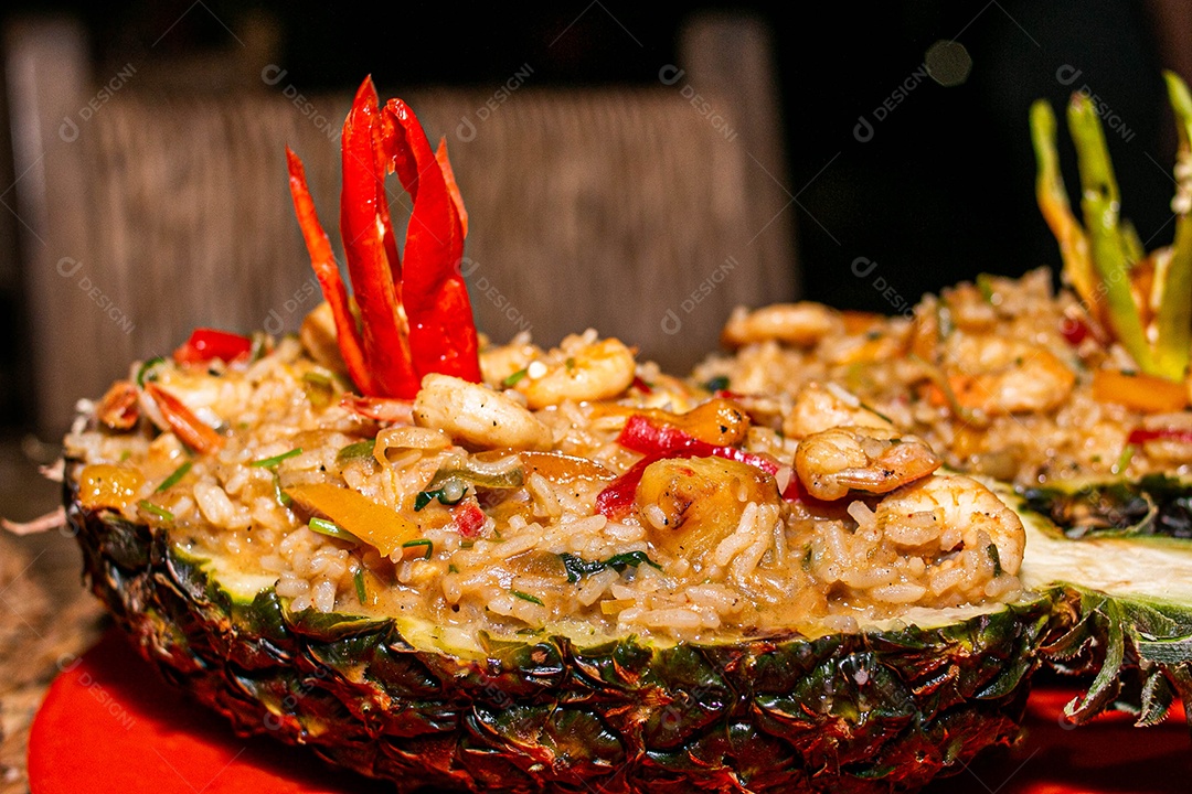 Arroz Frito com Abacaxi e Quinoa sobre uma mesa de restaurante