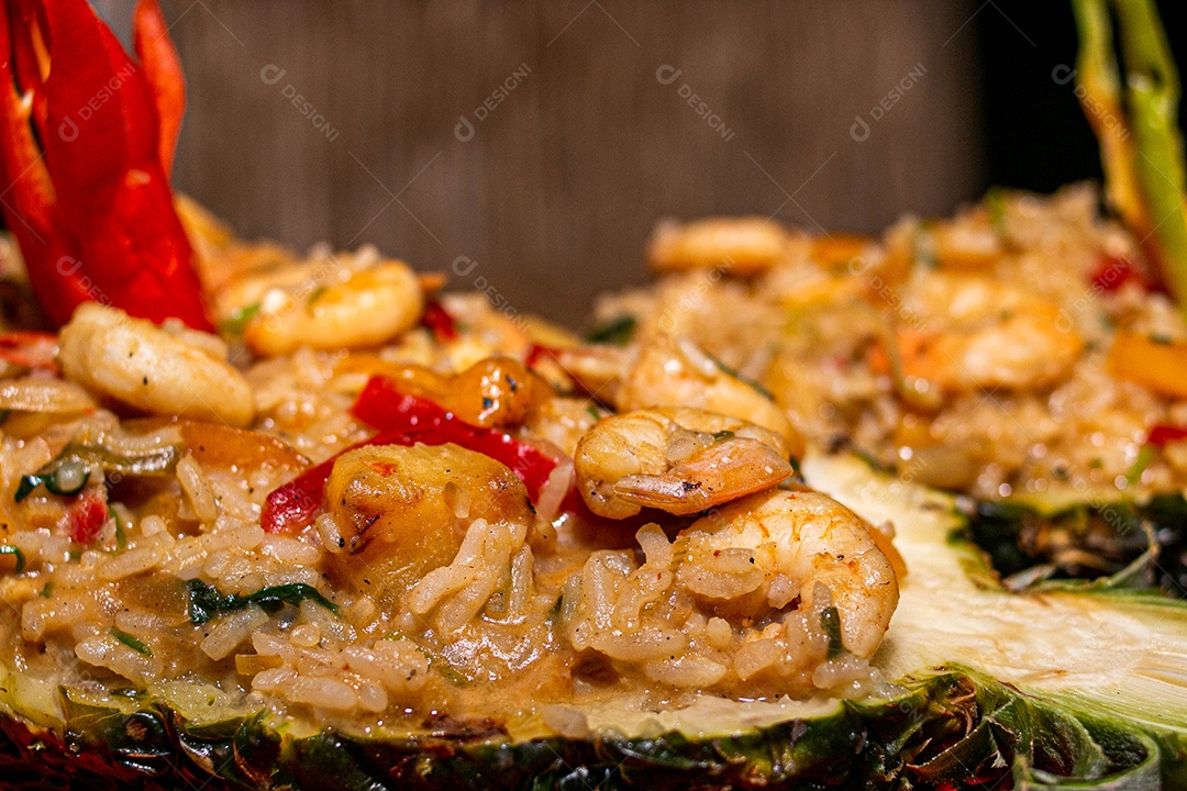 Comida sobre uma mesa de restaurante lagosta