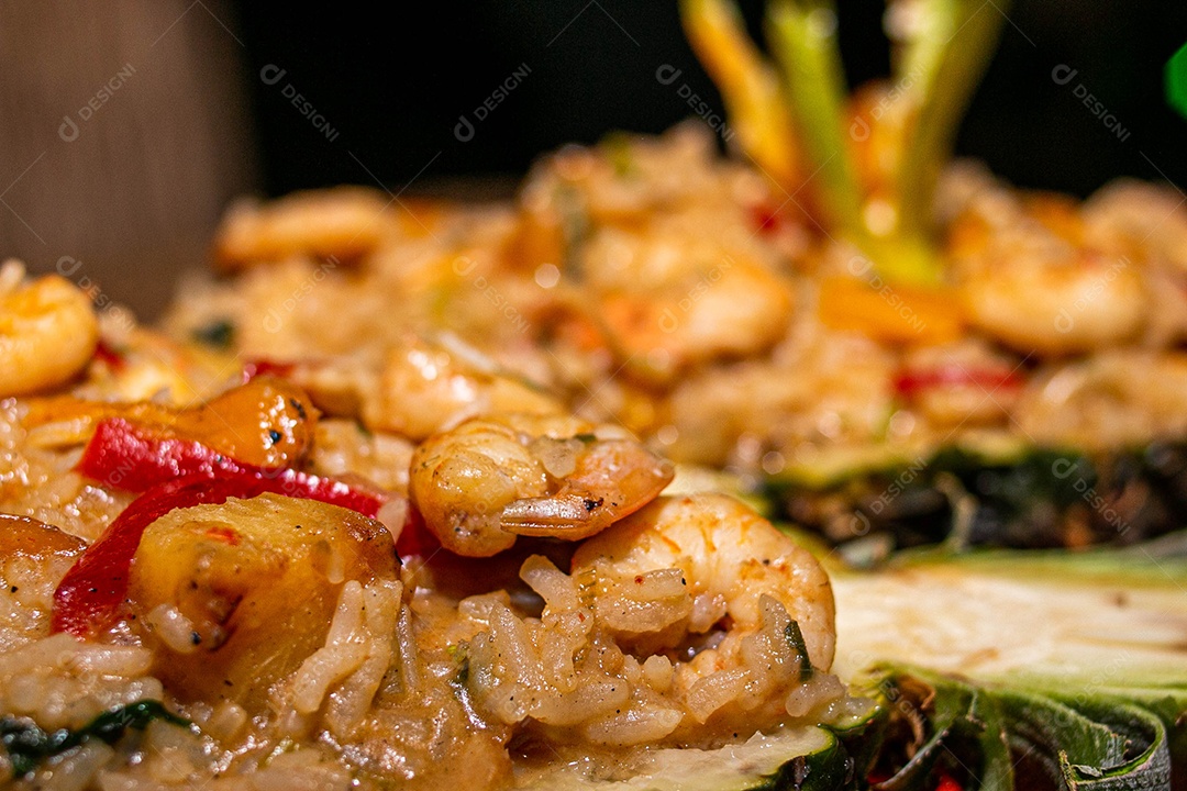 Arroz Frito com Abacaxi e Quinoa sobre uma mesa de restaurante