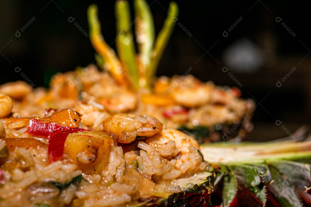 Arroz Frito com Abacaxi e Quinoa sobre uma mesa de restaurante