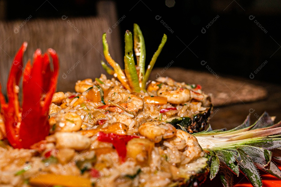 Arroz Frito com Abacaxi e Quinoa sobre uma mesa de restaurante