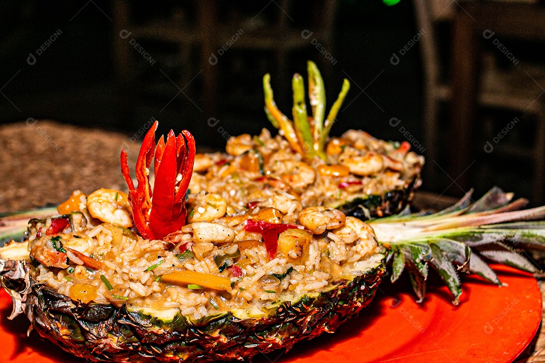 Arroz Frito com Abacaxi e Quinoa sobre uma mesa de restaurante