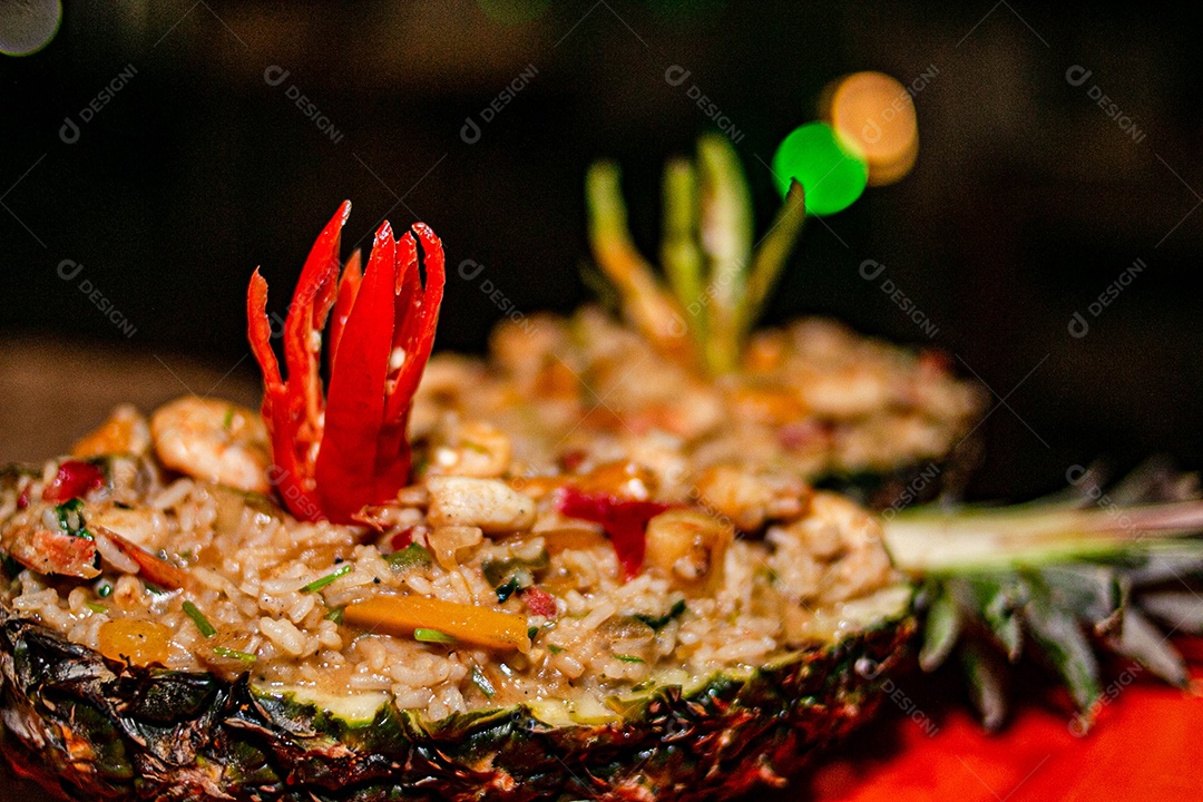 Comida sobre uma mesa de restaurante lagosta