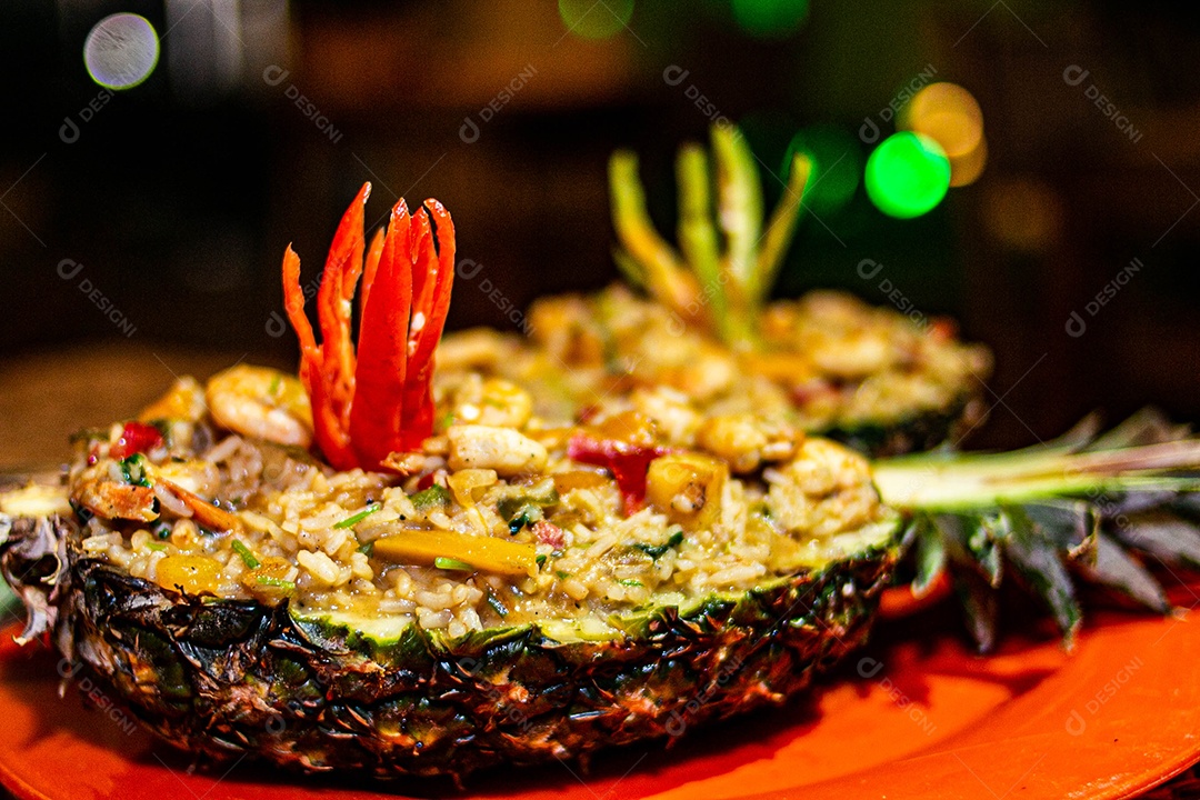 Comida sobre uma mesa de restaurante lagosta