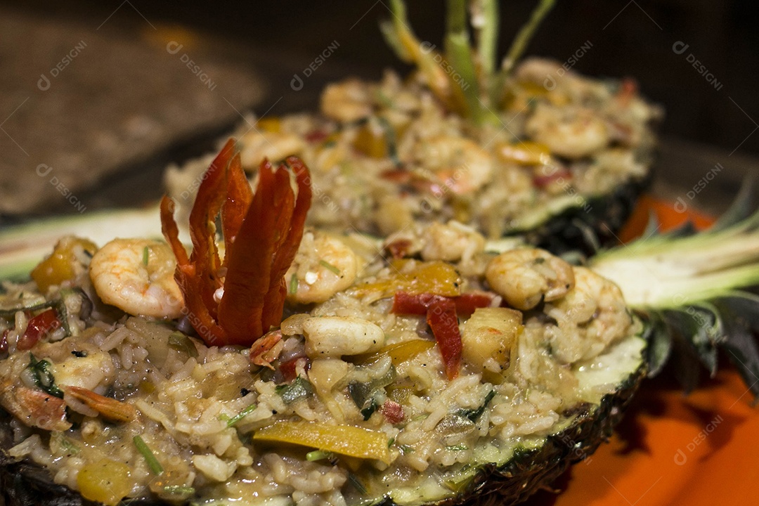 Arroz Frito com Abacaxi e Quinoa sobre uma mesa de restaurante