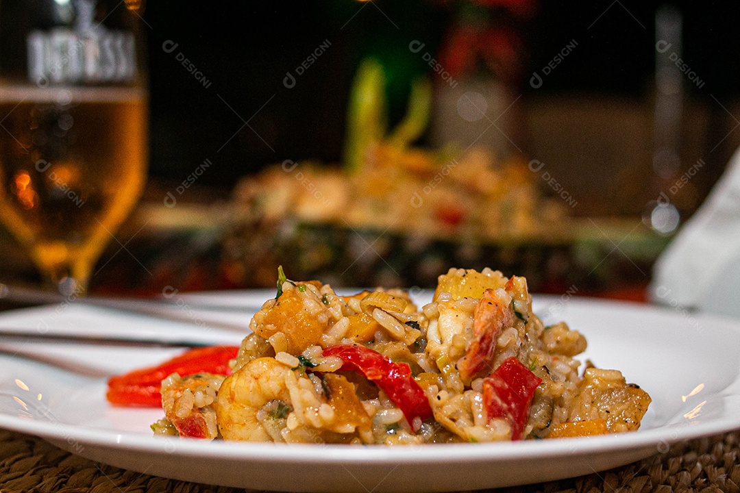 Comida sobre uma mesa de restaurante lagosta