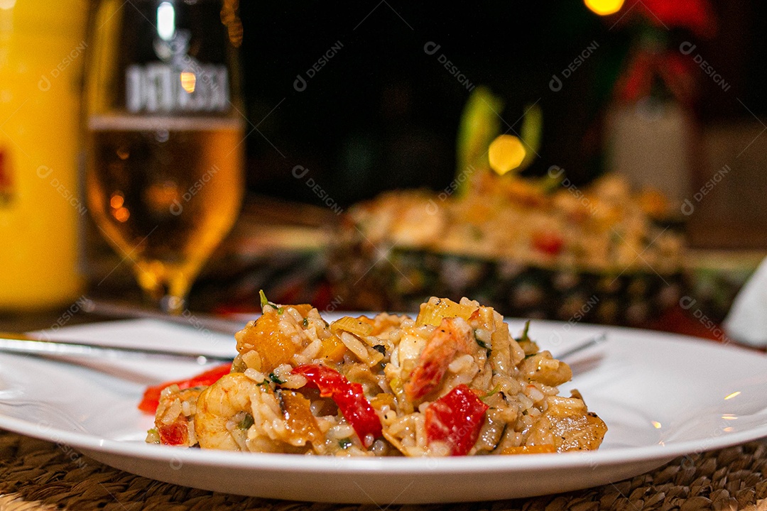 Comida sobre uma mesa de restaurante
