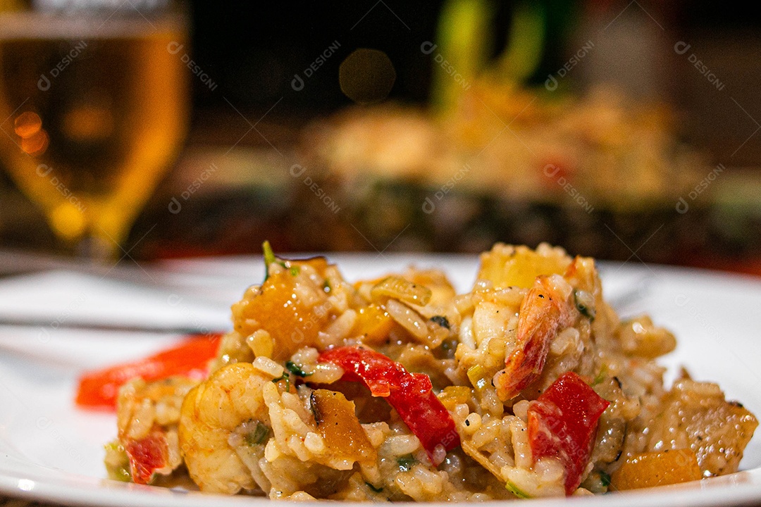 Comida sobre uma mesa de restaurante lagostac