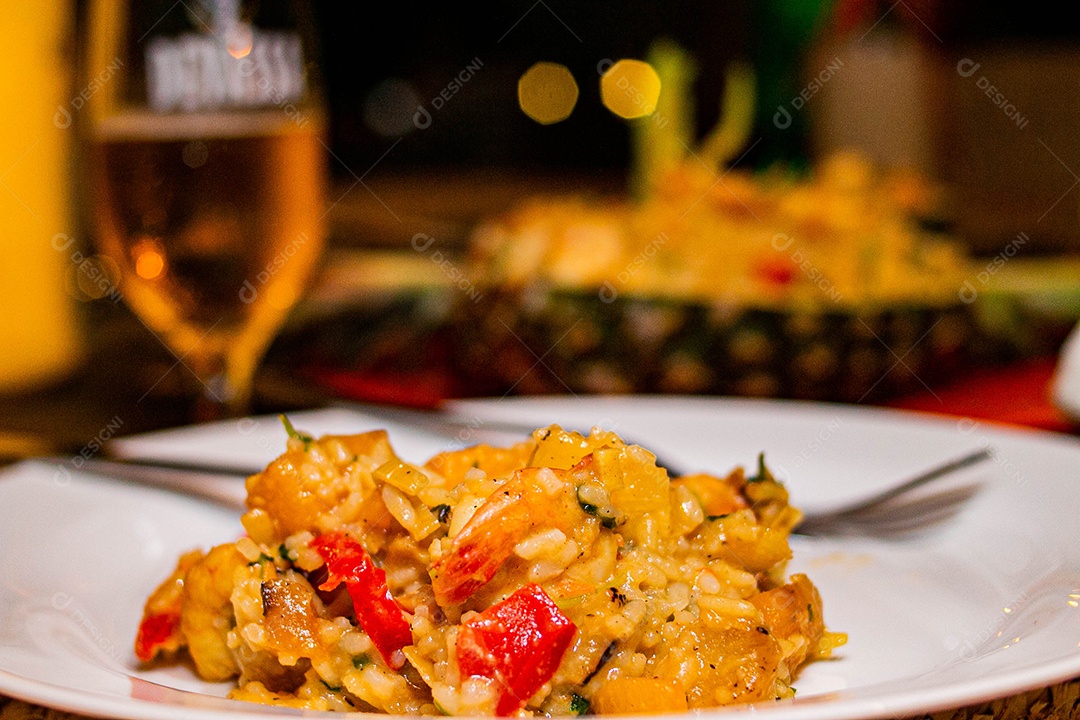 Comida sobre uma mesa de restaurante lagosta