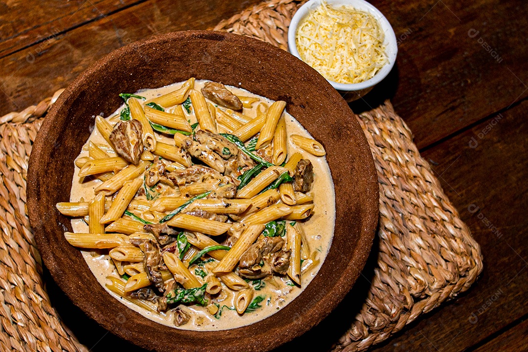 Rigatone com atum e rúcula comida restaurante