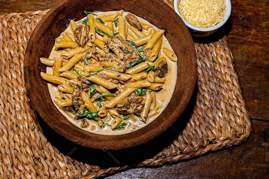 Rigatone com atum e rúcula comida restaurante