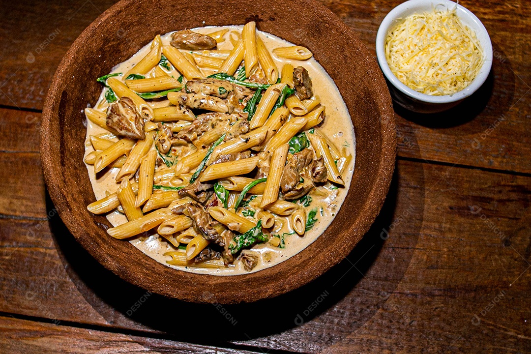 Rigatone com atum e rúcula comida restaurante