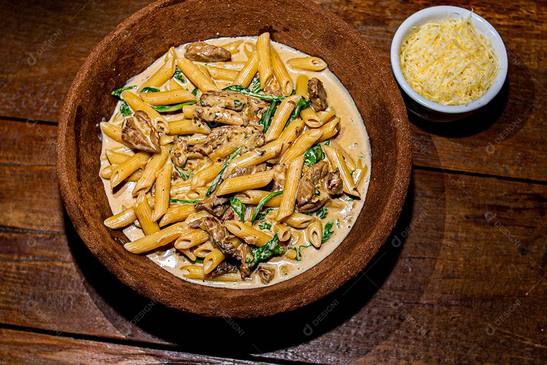 Rigatone com atum e rúcula comida restaurante