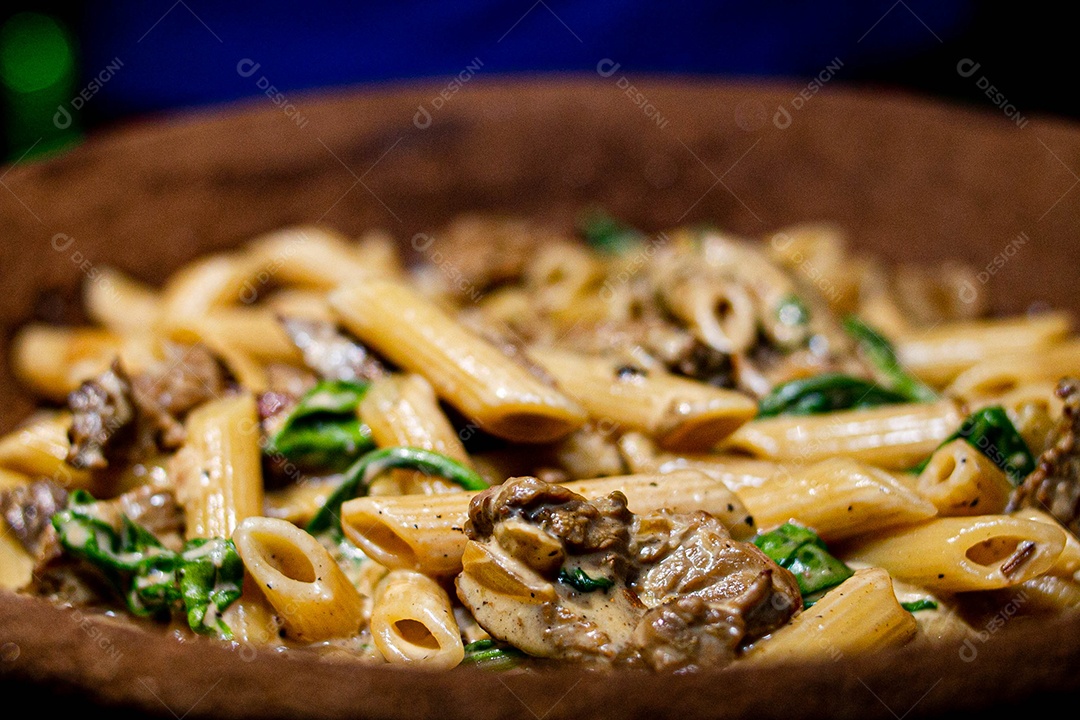 Rigatone com atum e rúcula comida restaurante