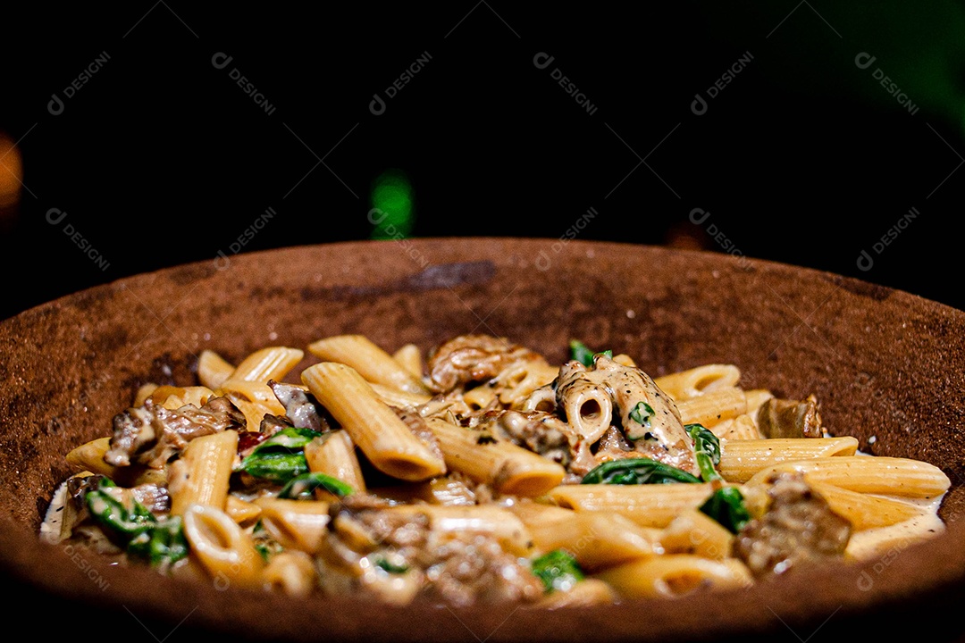 Rigatone com atum e rúcula comida restaurante