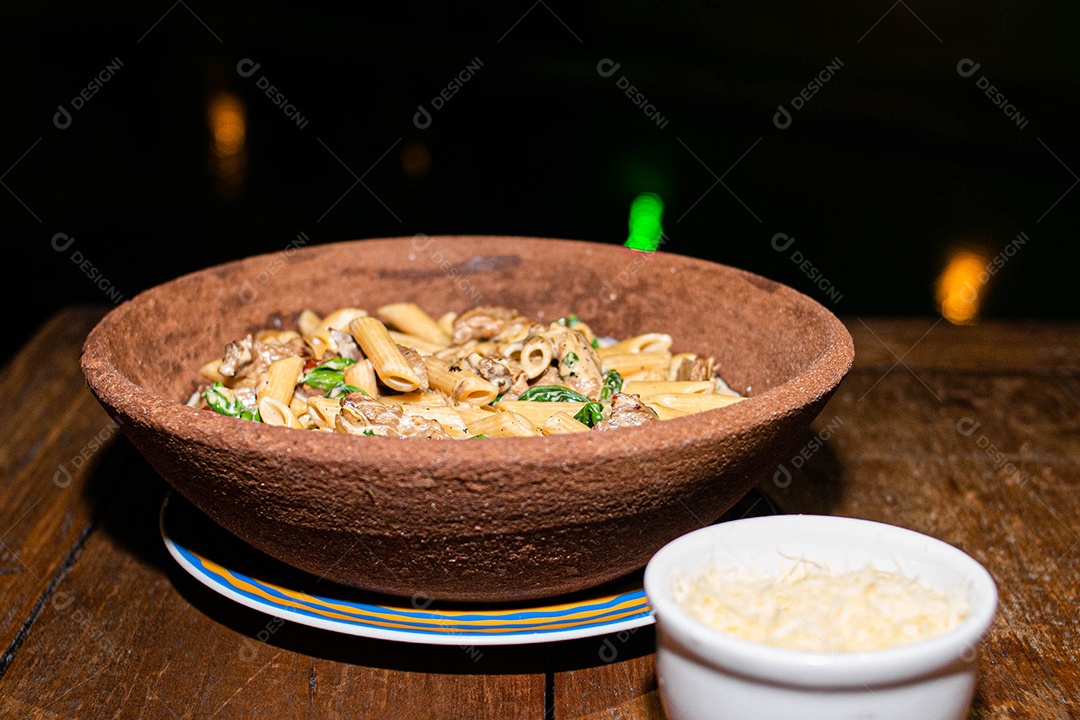 Rigatone com atum e rúcula comida restaurante