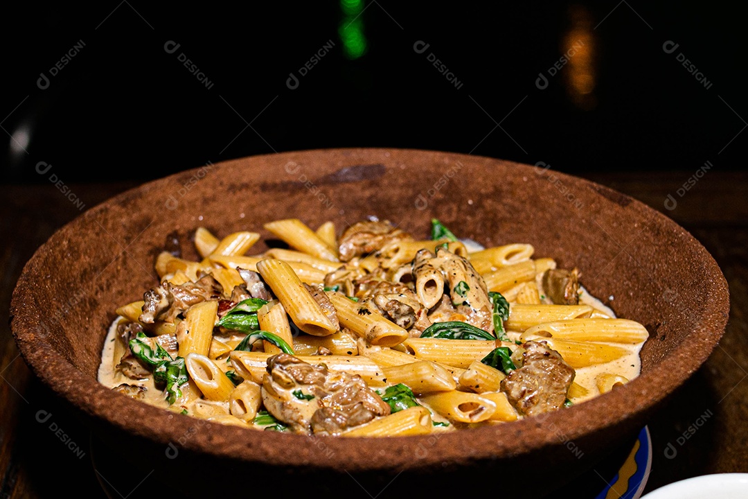 Rigatone com atum e rúcula comida restaurante