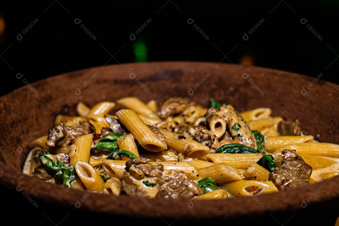 Rigatone com atum e rúcula comida restaurante