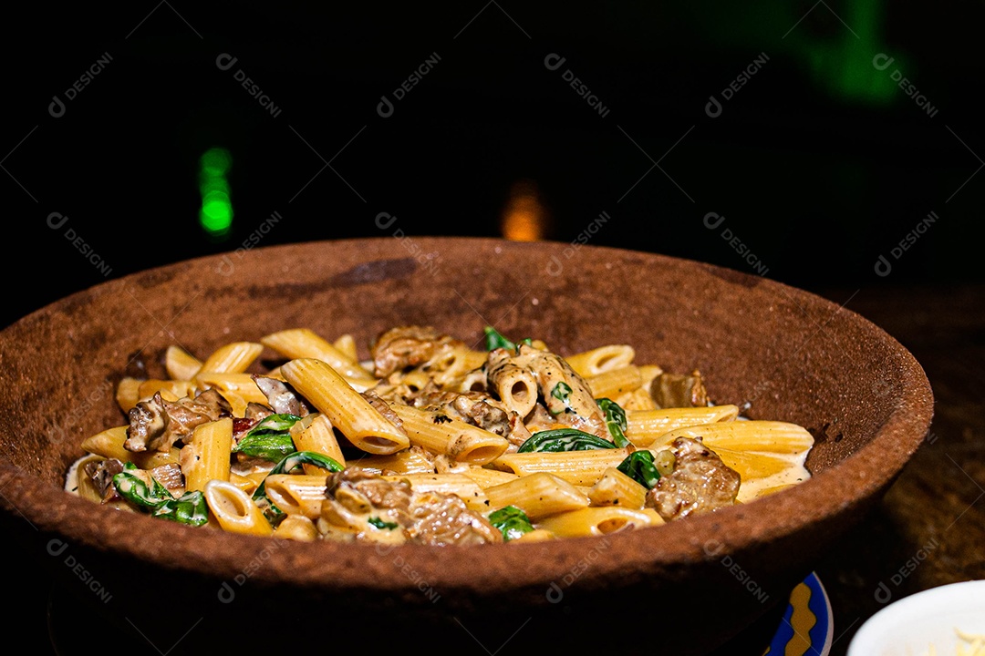 Rigatone com atum e rúcula comida restaurante