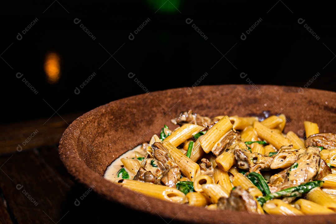 Rigatone com atum e rúcula comida restaurante