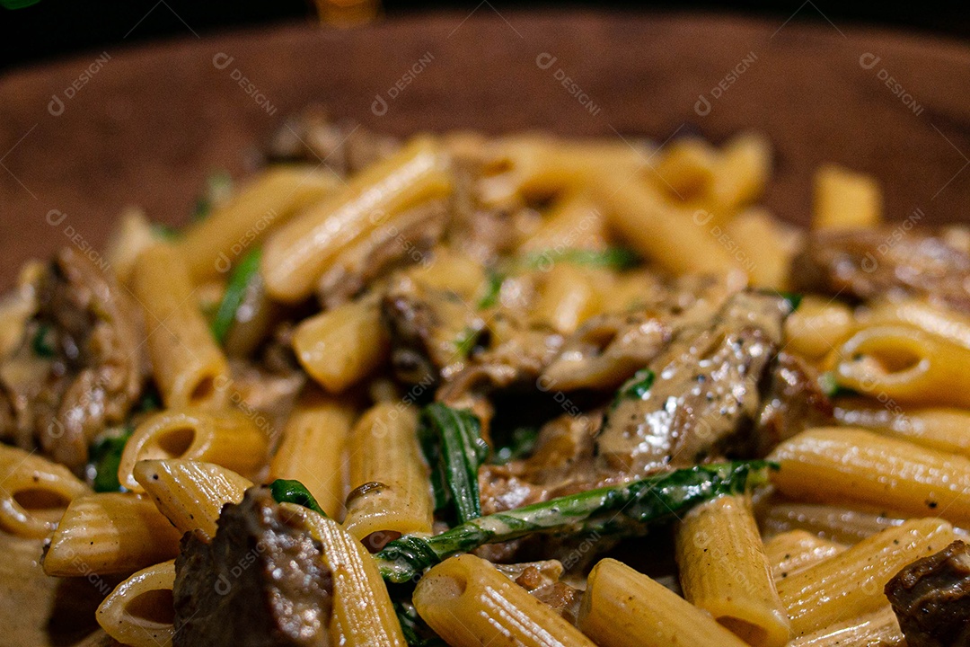 Rigatone com atum e rúcula comida restaurante